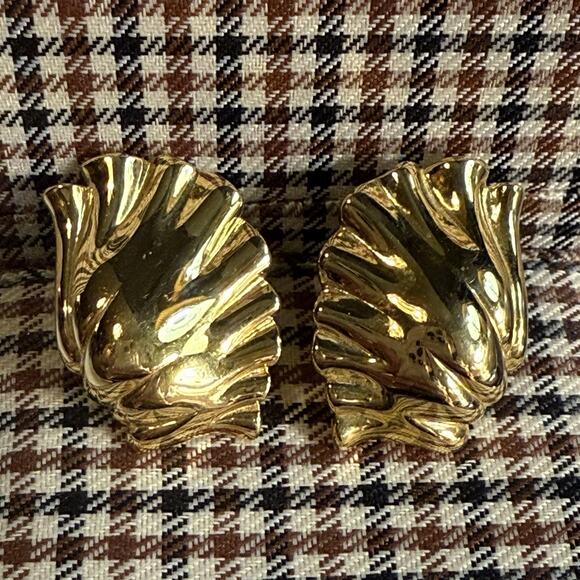 Vintage Napier Signed Gold Tone Abstract Sea Clam Shell Pierced Post Earrings - Picture 1 of 11